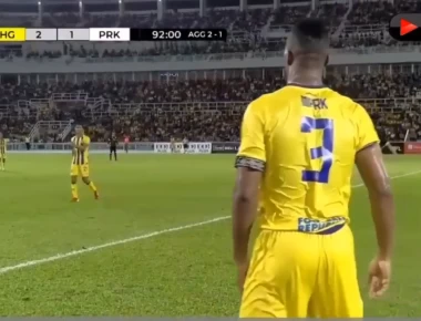 Εκπληκτικό γκολ με απευθείας εκτέλεση φάουλ πίσω από τη σέντρα! (βίντεο)